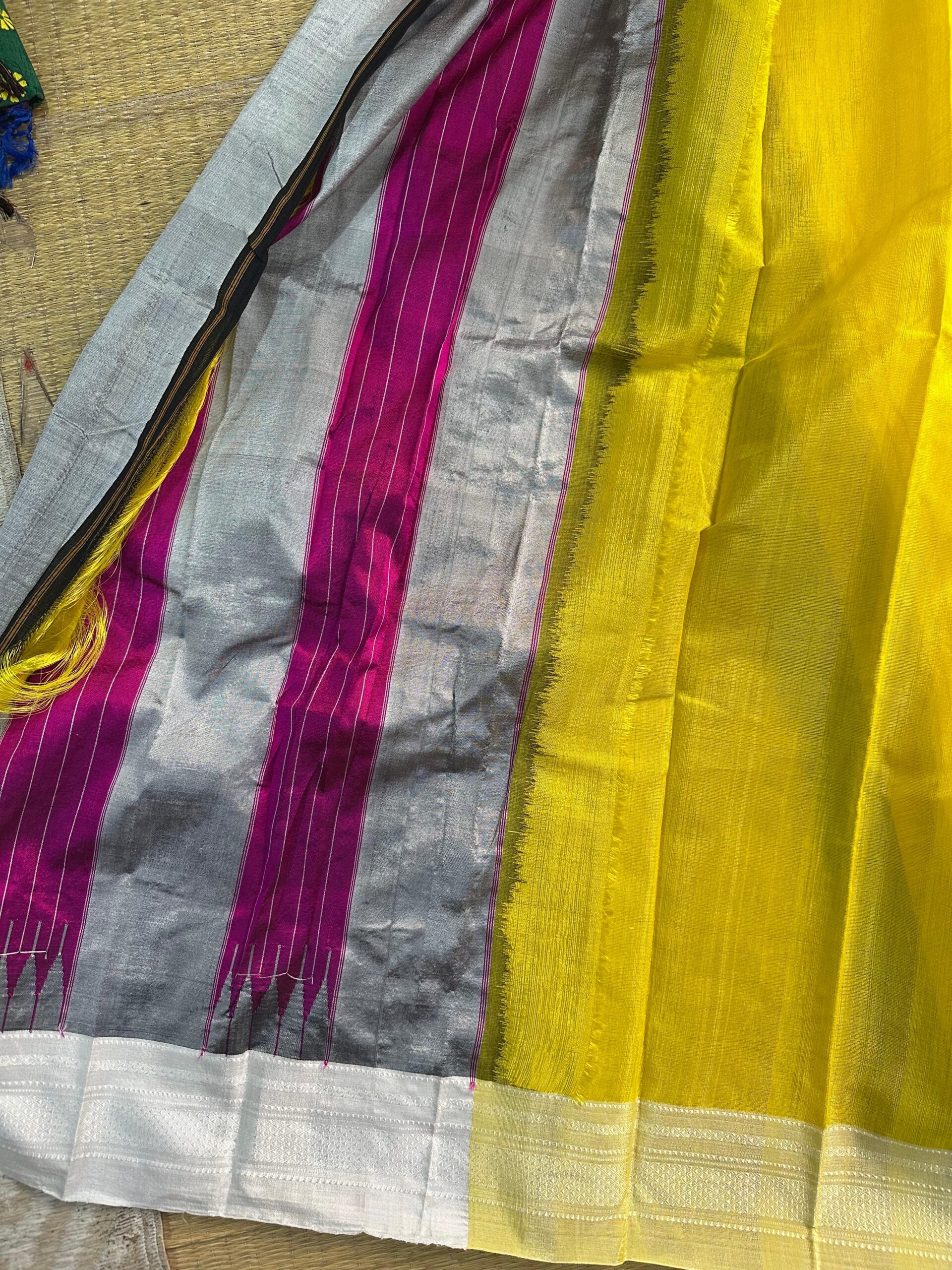 Ilkal Chikki Paras Border Handloom Yellow Saree - Image 2